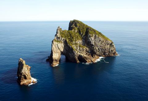 Bay of Islands Coastal helicopter flight - Image 3