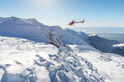 Glacier-Helicopters_Flying-Towards-Mount-Cook