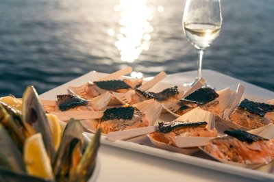 Seafood & wine - Cruise Charters MH
