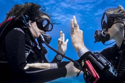 Try Scuba Hand-Signals-Photo