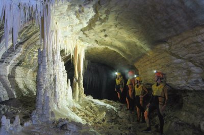 Underworld Rafting Hall of Refugees lit